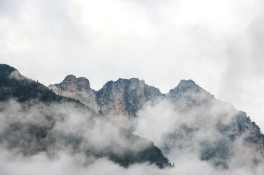 İtalya dağlarında bulutlu bir gün. Belluno bölgesindeki dağ manzarası.