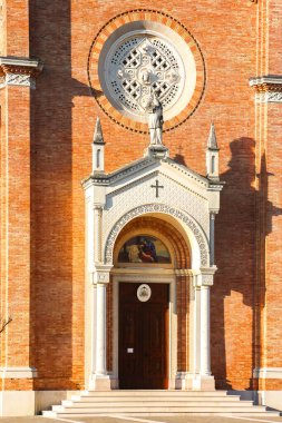 Arcade, İtalya - Ağustos 2018. Arcade 'deki Katolik Kilisesi' nin (Parrocchia di San Lorenzo) mimarisi.