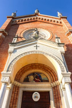 Arcade, İtalya - Ağustos 2018. Arcade 'deki Katolik Kilisesi' nin (Parrocchia di San Lorenzo) mimarisi.