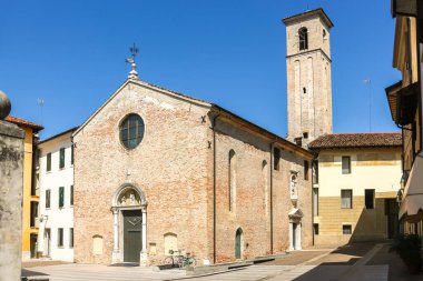 Pordenone, İtalya - Ağustos 2018. Pordenone 'deki Katolik Kilisesi' nin (Chiesa del Cristo) güzel mimarisi.