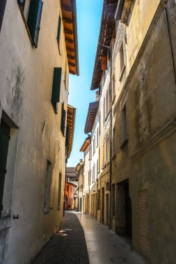 Pordenone, İtalya - Ağustos 2018. Güneşli bir günde Pordenone 'nin güzel sokakları.