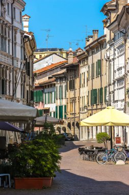 Pordenone, İtalya - Ağustos 2018. Güneşli bir günde Pordenone 'nin güzel sokakları.
