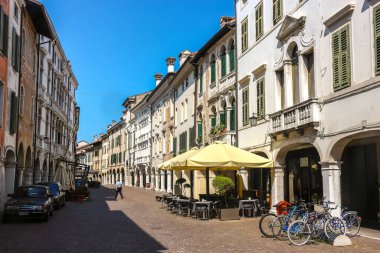 Pordenone, İtalya - Ağustos 2018. Güneşli bir günde Pordenone 'nin güzel sokakları.