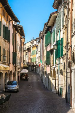 Pordenone, İtalya - Ağustos 2018. Güneşli bir günde Pordenone 'nin güzel sokakları.