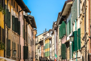 Pordenone, İtalya - Ağustos 2018. Güneşli bir günde Pordenone 'nin güzel sokakları.