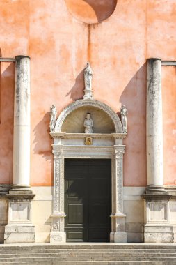 Pordenone, İtalya - Ağustos 2018. Pordenone 'deki Katolik Kilisesi' nin (Duomo Concattedrale di San Marco) güzel mimarisi.