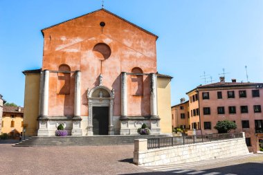 Pordenone, İtalya - Ağustos 2018. Pordenone 'deki Katolik Kilisesi' nin (Duomo Concattedrale di San Marco) güzel mimarisi.