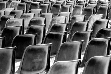 Sıralar dolusu boş siyah sandalye, etkinlik için hazırlandı.