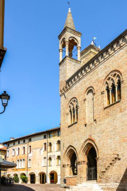 Pordenone, İtalya - Ağustos 2018. Güneşli bir günde Pordenone 'nin güzel sokakları.
