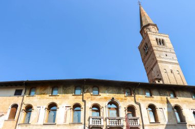 Pordenone, İtalya - Ağustos 2018. Güneşli bir günde Pordenone 'nin güzel sokakları.