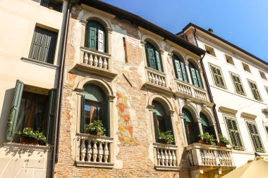 Pordenone, İtalya - Ağustos 2018. Güneşli bir günde Pordenone 'nin güzel sokakları.