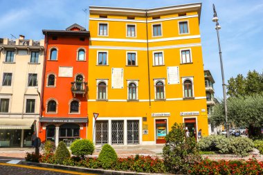 Udine, İtalya - Ağustos 2018. Güneşli bir günde Udine 'nin güzel sokakları.