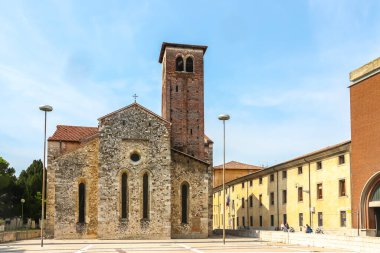 Udine, İtalya - Ağustos 2018. Udine 'deki Katolik Kilisesi' nin (Chiesa di San Francesco) güzel mimarisi.
