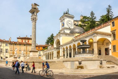 Udine, İtalya - Ağustos 2018. Udine 'deki Piazza della Liberta (Özgürlük Meydanı) manzarası.