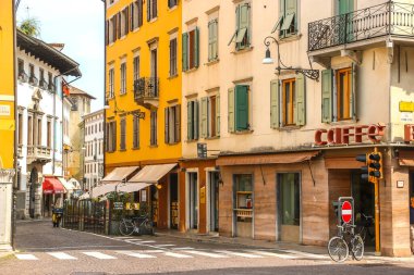 Udine, İtalya - Ağustos 2018. Güneşli bir günde Udine 'nin güzel sokakları.