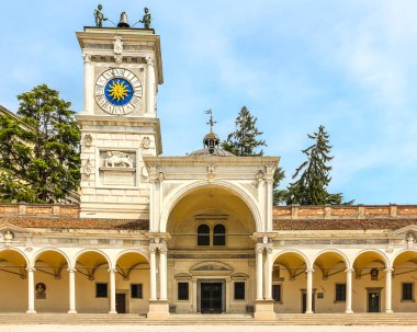 Udine, İtalya - Ağustos 2018. Udine 'deki Piazza della Liberta (Özgürlük Meydanı) manzarası.