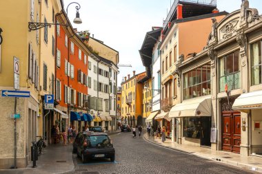 Udine, İtalya - Ağustos 2018. Güneşli bir günde Udine 'nin güzel sokakları.