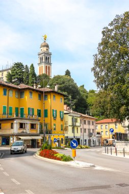Udine, İtalya - Ağustos 2018. Güneşli bir günde Udine 'nin güzel sokakları.