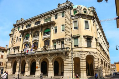 Udine, İtalya - Ağustos 2018. Güneşli bir günde Udine 'nin güzel sokakları.