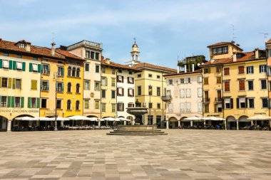 Udine, İtalya - Ağustos 2018. Udine Meydanı (Piazza Giacomo Matteotti).
