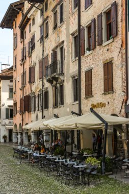 Udine, İtalya - Ağustos 2018. Udine Meydanı (Piazza Giacomo Matteotti).