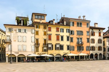 Udine, İtalya - Ağustos 2018. Udine Meydanı (Piazza Giacomo Matteotti).