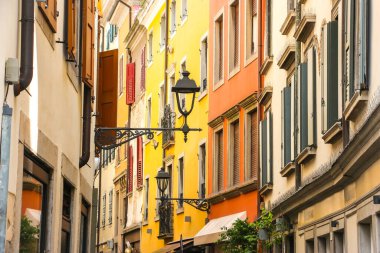 Udine, İtalya - Ağustos 2018. Güneşli bir günde Udine 'nin güzel sokakları.