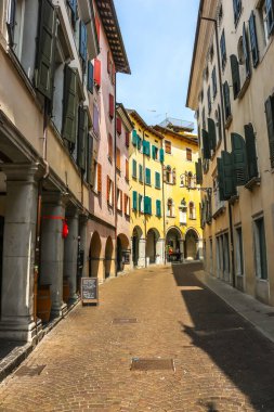 Udine, İtalya - Ağustos 2018. Güneşli bir günde Udine 'nin güzel sokakları.