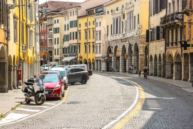 Udine, İtalya - Ağustos 2018. Güneşli bir günde Udine 'nin güzel sokakları.