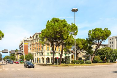 Udine, İtalya - Ağustos 2018. Güneşli bir günde Udine 'nin güzel sokakları.