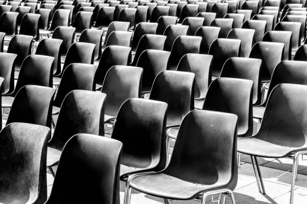 Řady Prázdných Černých Židlí Připraveny Akci — Stock fotografie