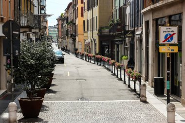 Brescia, İtalya - Eylül 2018. Güneşli bir günde Brescia 'nın güzel sokakları.