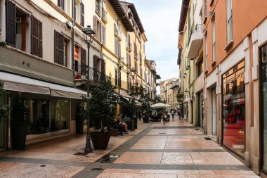 Brescia, İtalya - Eylül 2018. Güneşli bir günde Brescia 'nın güzel sokakları.