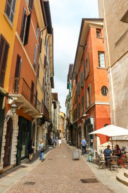 Brescia, İtalya - Eylül 2018. Güneşli bir günde Brescia 'nın güzel sokakları.