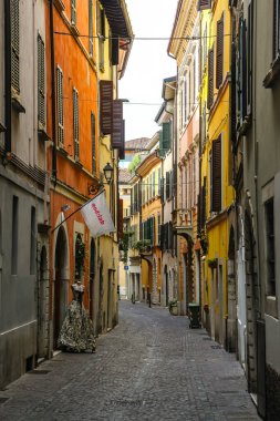 Brescia, İtalya - Eylül 2018. Güneşli bir günde Brescia 'nın güzel sokakları.
