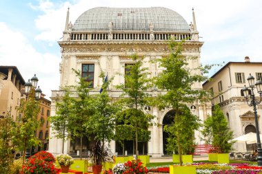 Brescia, İtalya - Eylül 2018. Venedik tarzı binalarla çevrili Rönesans Meydanı (Piazza della Loggia) manzarası Palazzo della Loggia da dahil olmak üzere.