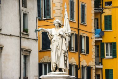 Brescia, İtalya - Eylül 2018. Brescia şehir merkezinin güzel mimarisi.