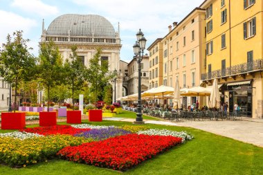Brescia, İtalya - Eylül 2018. Venedik tarzı binalarla çevrili Rönesans Meydanı (Piazza della Loggia) manzarası Palazzo della Loggia da dahil olmak üzere.