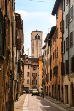 Brescia, İtalya - Eylül 2018. Güneşli bir günde Brescia 'nın güzel sokakları.