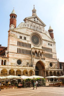 Cremona, İtalya - Eylül 2018. Katolik Kilisesi 'nin güzel mimarisi (Cattedrale di Cremona - Santa Maria Assunta).