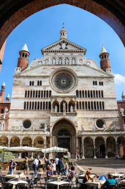 Cremona, İtalya - Eylül 2018. Katolik Kilisesi 'nin güzel mimarisi (Cattedrale di Cremona - Santa Maria Assunta).