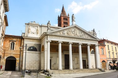 Cremona, İtalya - Eylül 2018. Cremona 'daki Katolik Kilisesi' nin (Chiesa parrocchiale di Sant 'Agata) güzel mimarisi.