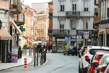 Cremona, İtalya - Eylül 2018. Güneşli bir günde Cremona 'nın güzel sokakları.