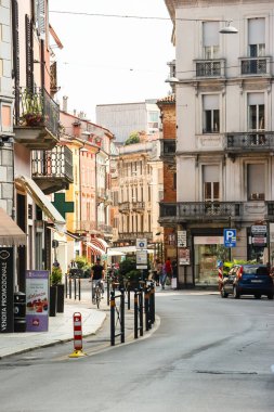 Cremona, İtalya - Eylül 2018. Güneşli bir günde Cremona 'nın güzel sokakları.
