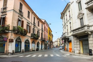Cremona, İtalya - Eylül 2018. Güneşli bir günde Cremona 'nın güzel sokakları.
