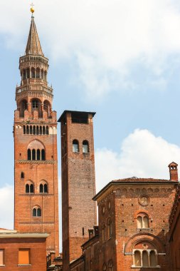Cremona, İtalya - Eylül 2018. Cremona 'daki çan kulesinin (Cremona' nın Torrazzo 'su) güzel mimarisi.