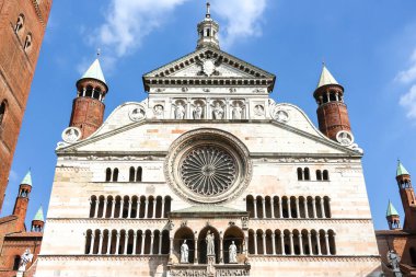 Cremona, İtalya - Eylül 2018. Katolik Kilisesi 'nin güzel mimarisi (Cattedrale di Cremona - Santa Maria Assunta).