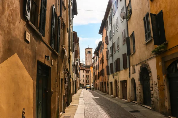 Brescia, İtalya - Eylül 2018. Güneşli bir günde Brescia 'nın güzel sokakları.