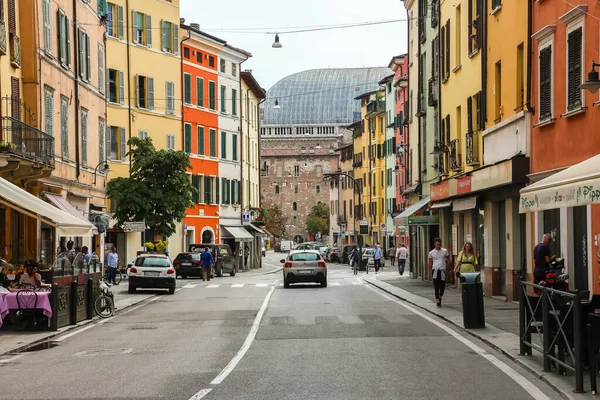 Brescia, İtalya - Eylül 2018. Güneşli bir günde Brescia 'nın güzel sokakları.