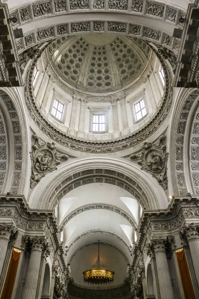 Brescia, İtalya - Eylül 2018. Katolik Kilisesi (Santa Maria Assunta Katedrali)).